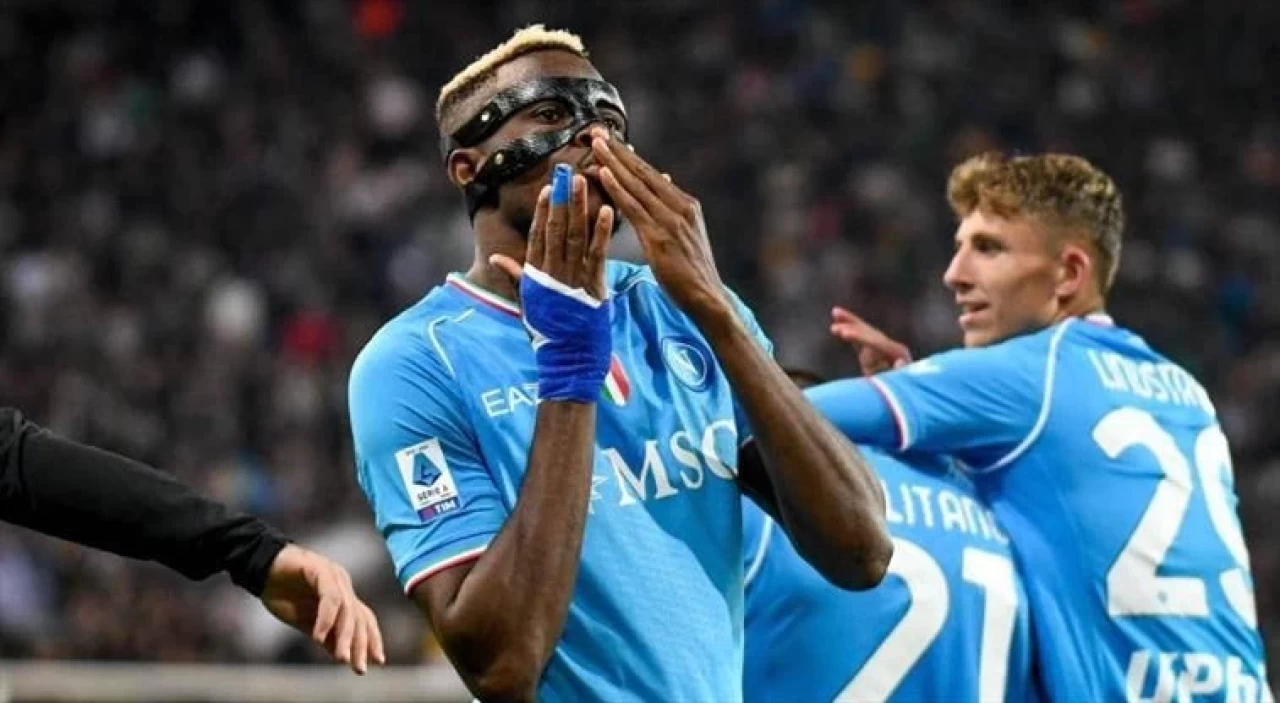 Victor Osimhen Mevki, Neden Maske Takıyor, Hangi Ülkeli? Hangi Takımda Oynuyor, Kaç Yaşında ve Kimdir?