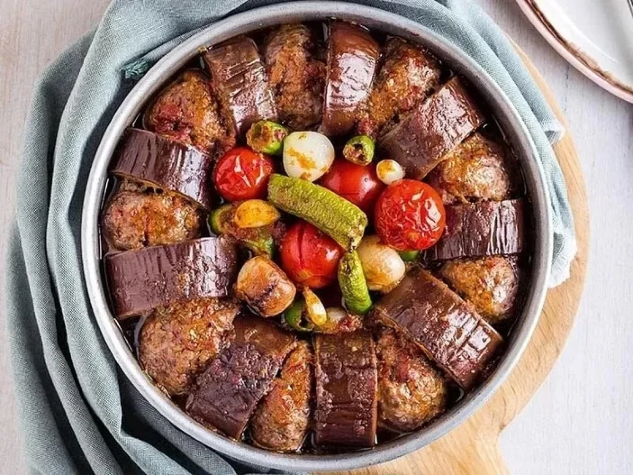 MasterChef Patlıcan Kebabı, Hangi Etle Yapılır? Patlıcanlı Tepsi Kebabı Nereye Ait? Patlıcan Kebabı Sosu Nasıl Yapılır?