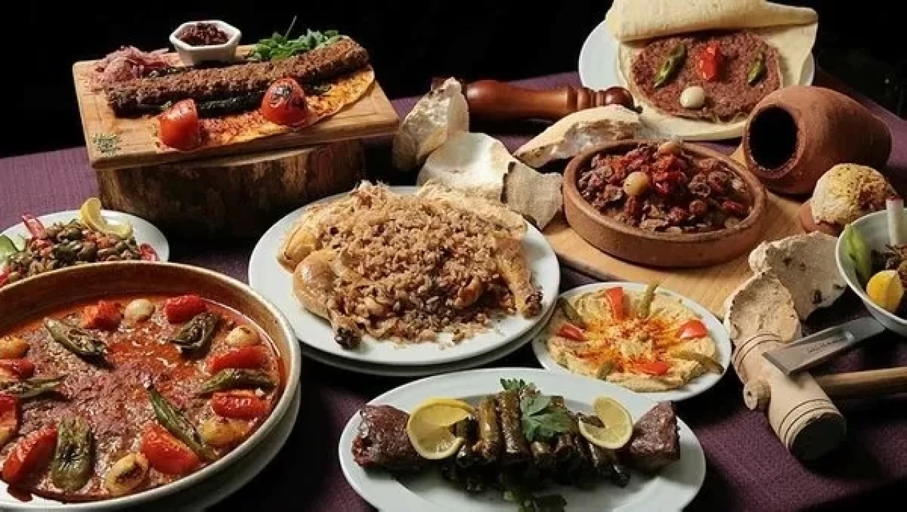 Rüyada Yemek Görmek nedir, biriyle yemek yemek, düğün yemeği görmek Diyanet anlamı!