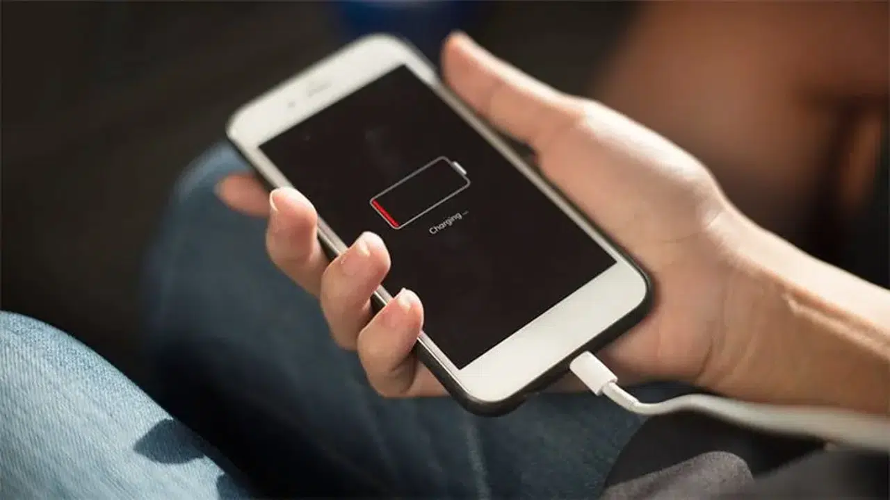 “Bitmeyen Pil” Hayal Değil! Uzun Şarj Ömrüyle 2025’in Favori Telefonları