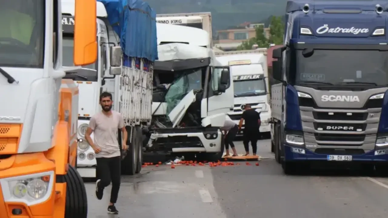 Balıkesir Susurluk Yolunda Can Pazarı! Otomobil Tıra Çarptı, 4 Ölü