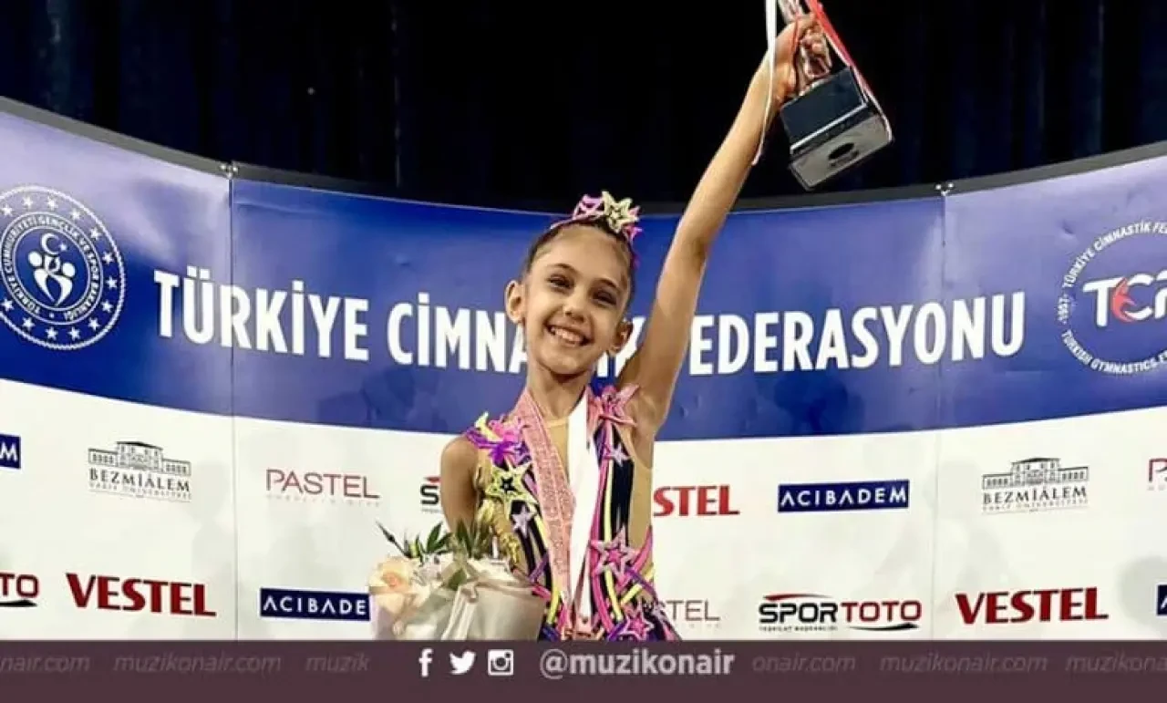 “Ayris Bayrak Adını Altın Harflerle Yazdırıyor! 10 Yaşında Rekor Üstüne Rekor”