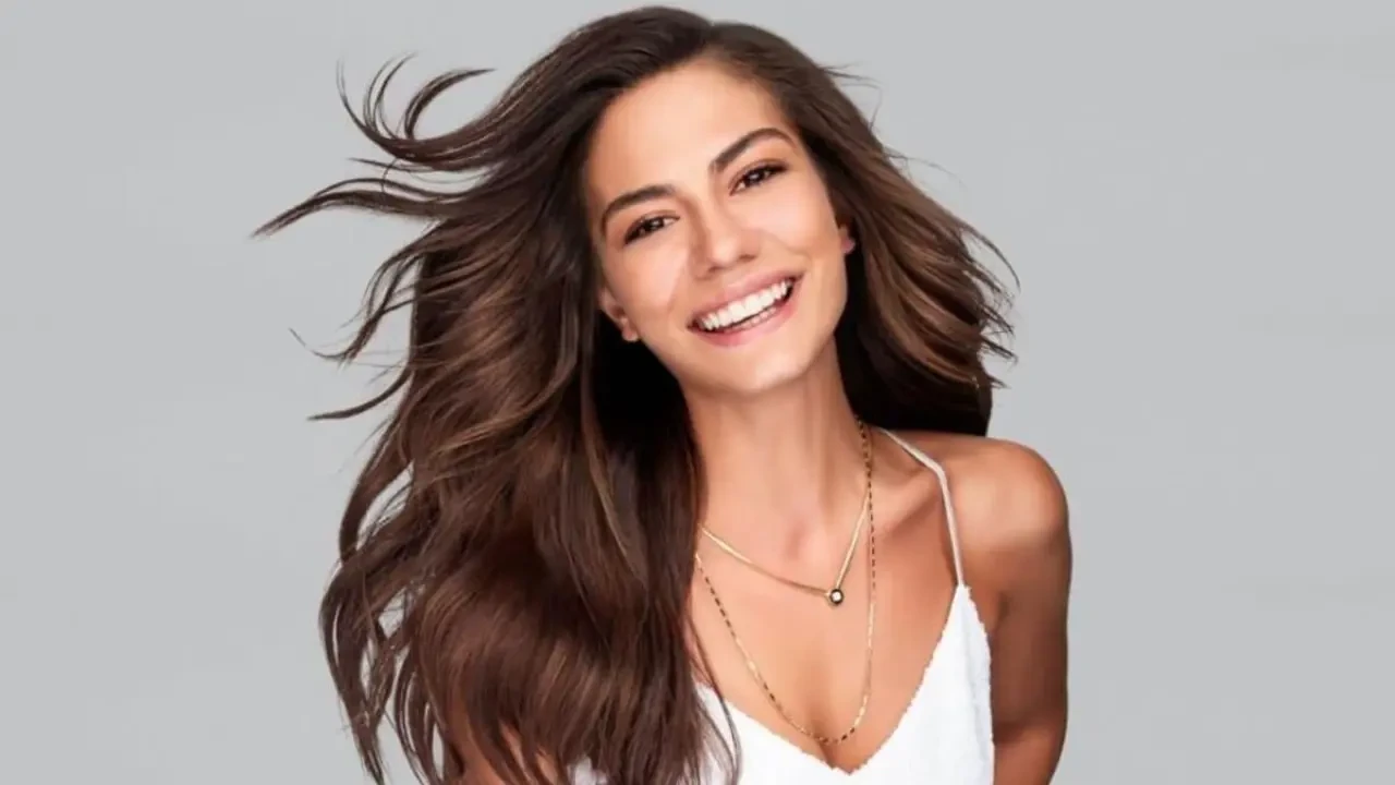 Demet Özdemir Kimdir, Nereli, Kaç Yaşında? İşte Ünlü Güzelin Kariyer Yolculuğu ve Hayatı