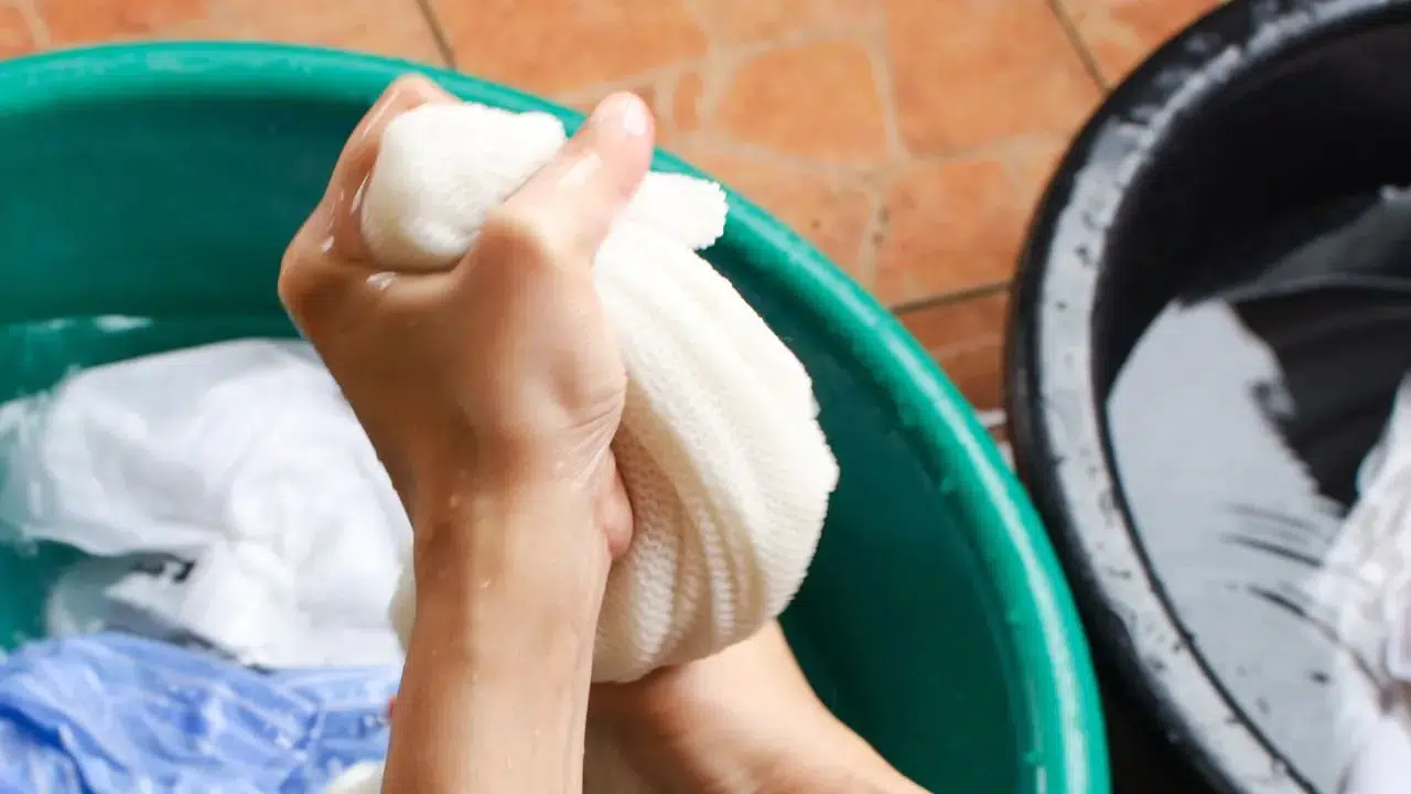 Beyaz Tişörtlerdeki Sararmaya Elveda! Sarı Leke ve Ter Kokusu Bu Karışımla Siliniyor
