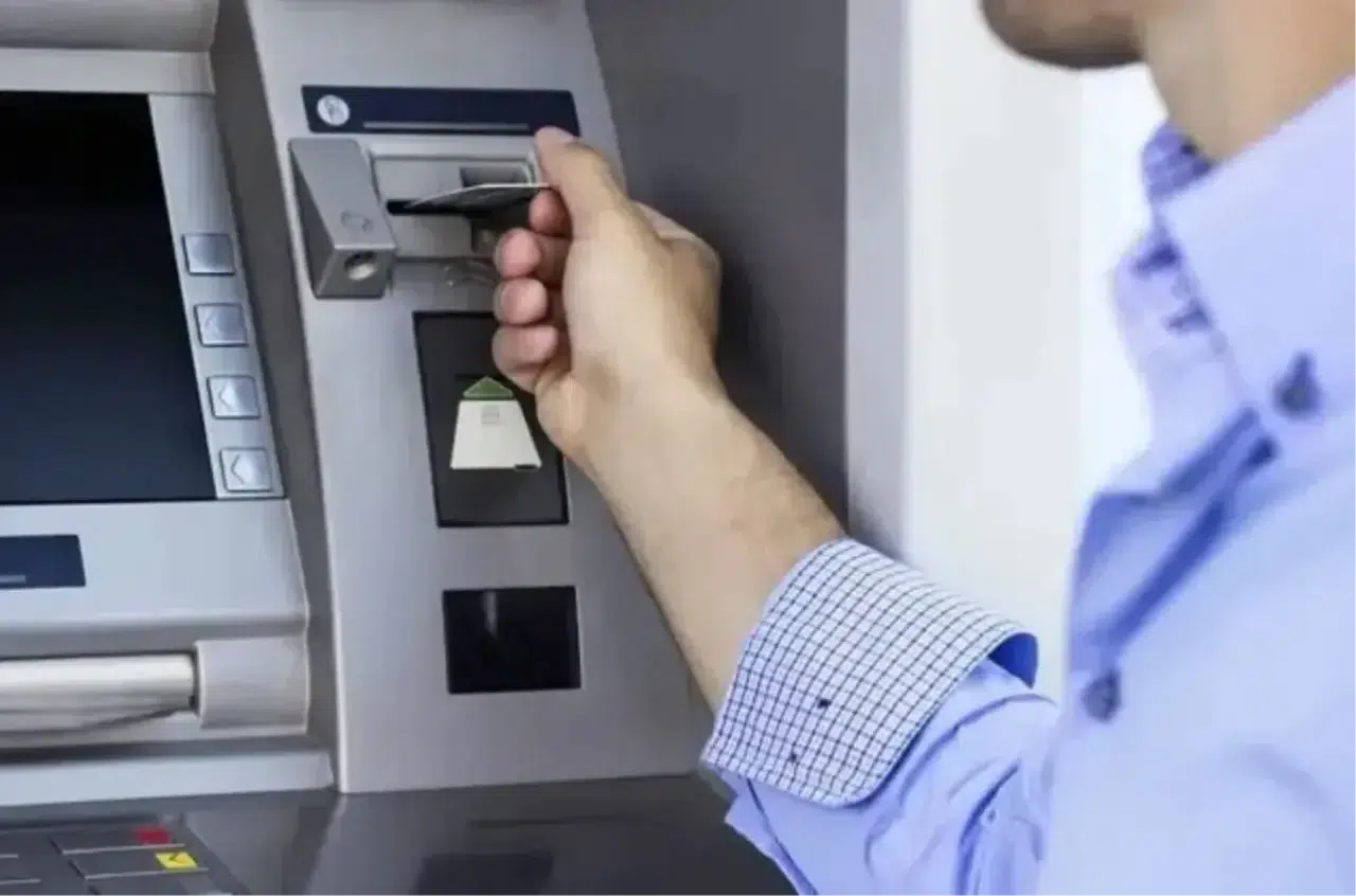 ATM’den Para Çekerken Nelere Dikkat Etmeliyiz? Bu Hata Tüm Hesabınızı Boşaltabilir!