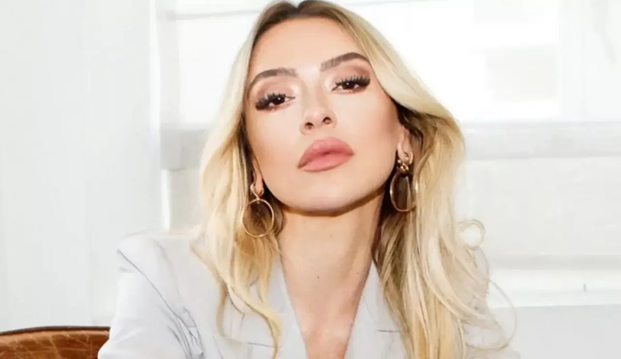 Kulis Pozu Sosyal Medyada Gündem Oldu! Hadise Siyah Peruk ve Cesur Elbisesiyle Çok Konuşuluyor