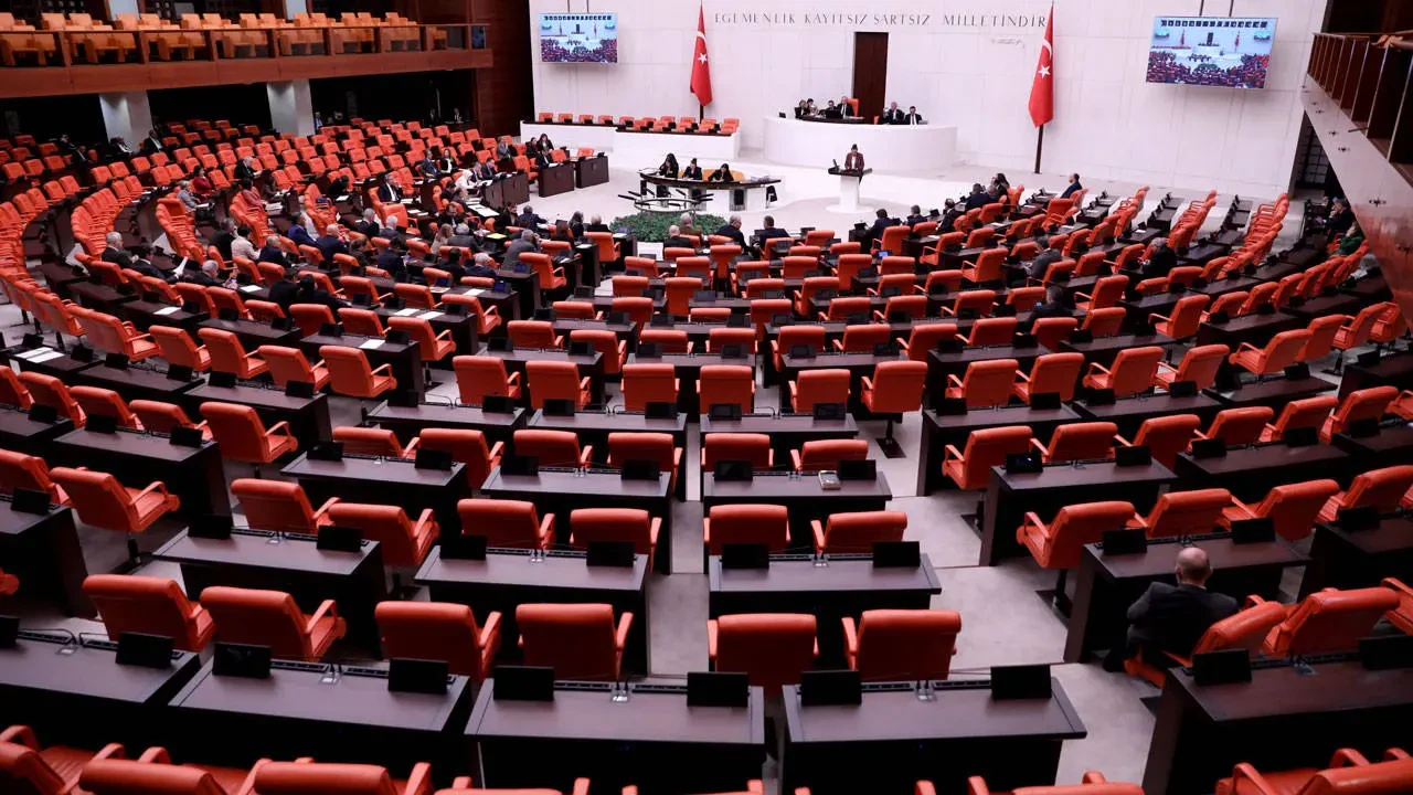 Meclis’ten Geçti: Haftalık Değil, 10 Günlük Mesai Sistemi! Çalışanlar şoke oldu