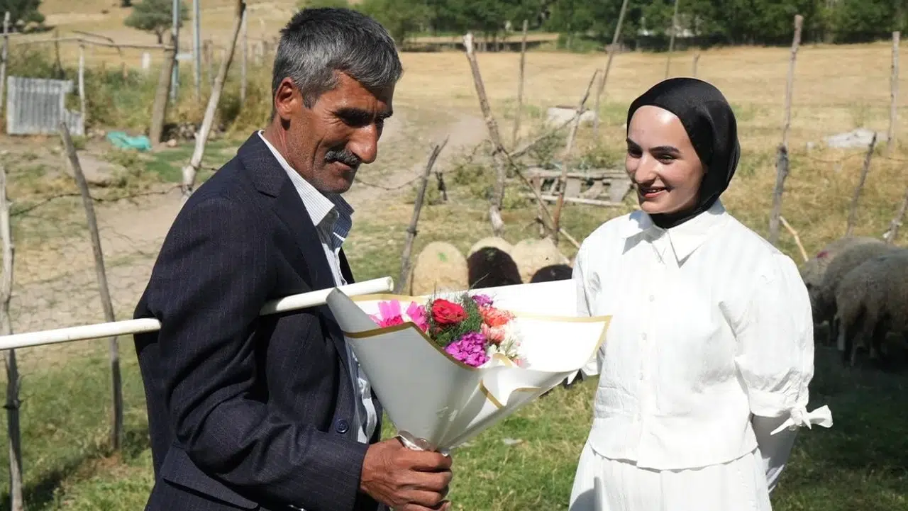Kim Milyoner Olmak İster Yarışmacısı Çimen Gülen Kimdir? Çiçekle Karşılanan Kız Kaç Puan Aldı, Ne Kadar Kazandı?