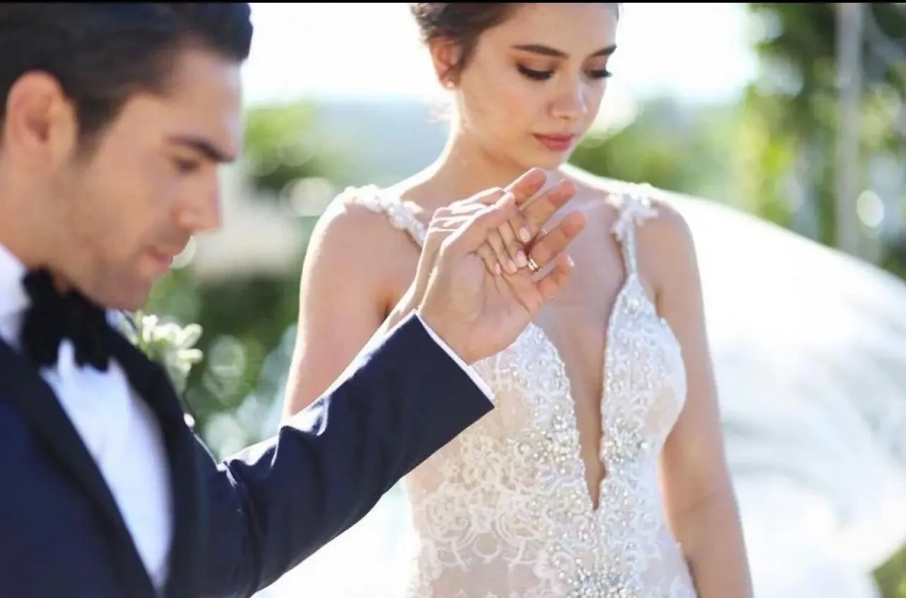 Aziz Bebek Sosyal Medyada İlk Kez! Neslihan Atagül’ün Aile Fotoğrafı Olay Oldu