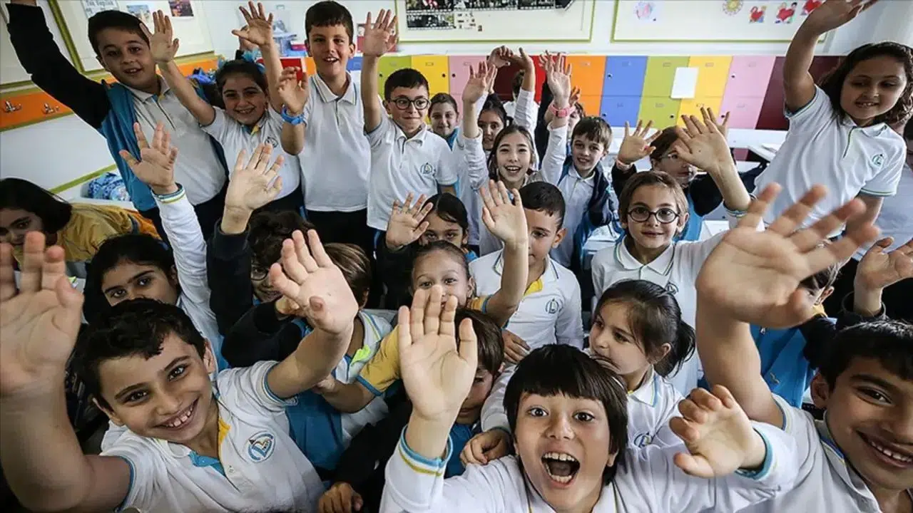 MEB Açıkladı: 2025–2026 Ara Tatil Tarihleri Değişti, Veliler Şaşkın!