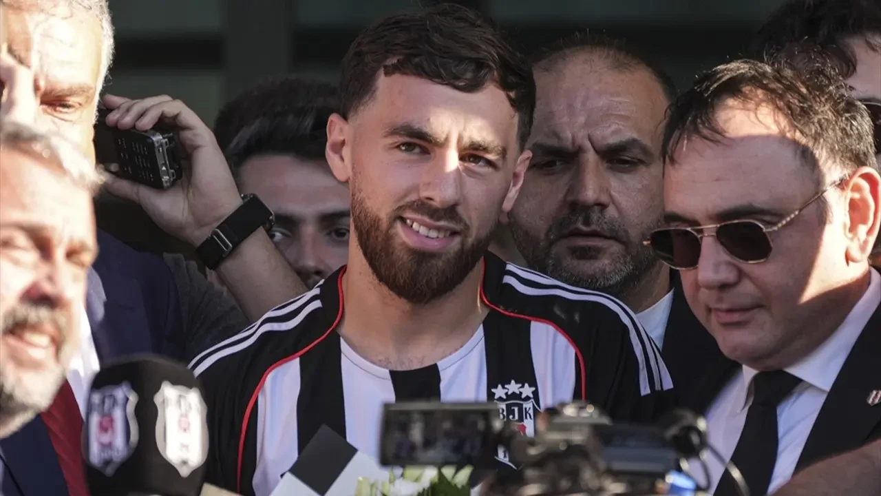 Tribünler Doldu Taştı! Kökçü’nün Beşiktaş İmzasına Kaç Bin Taraftar Tanıklık Etti?