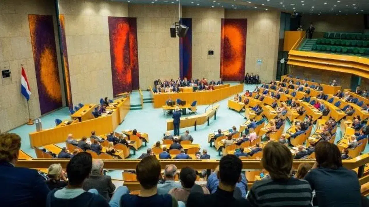 Hollanda'da Dışişleri Bakanı Veldkamp istifa etti, 7 bakan daha ayrıldı