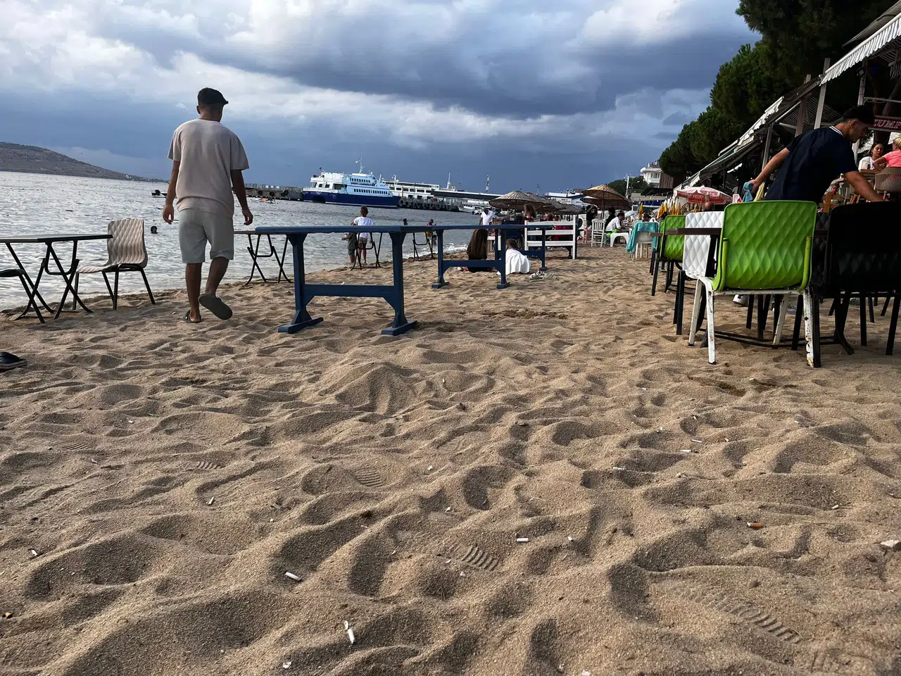 Avşa Adası’nda Plajlar İzmarit Pisliğiyle Doldu: “Kum Temizleme Makinası Neden Yok?”