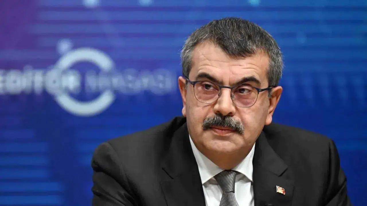 MEB’den okul kıyafetleri için yeni düzenleme: Reklam ve logo artık yasak