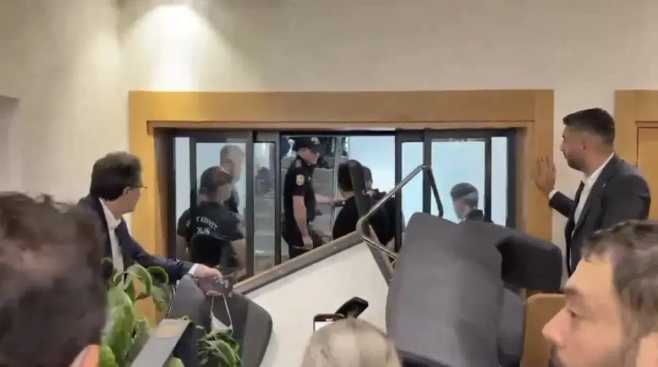 CHP İstanbul İl Başkanlığı’nda Kayyum Gerilimi: Gürsel Tekin’e Makam Barikatı