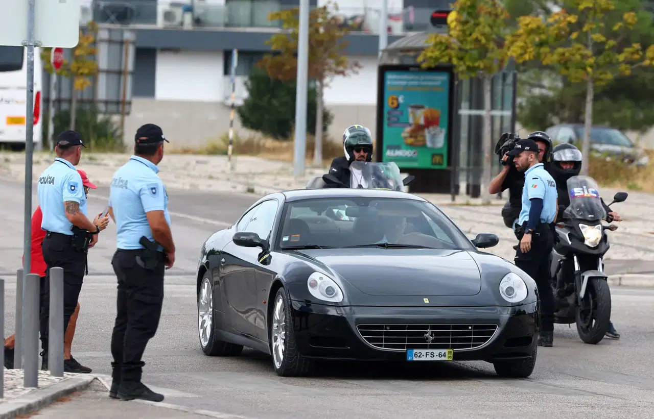 Jose Mourinho, Ferrari’siyle Benfica Tesislerinde: İmza Öncesi İlk Görüntüler Geldi