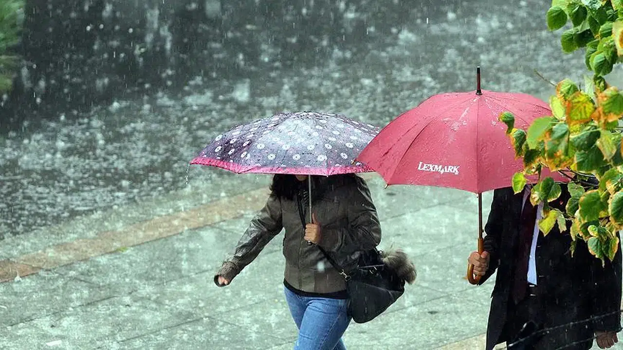 Meteoroloji Uyardı: Sağanak Yağışlar Kapıda, İstanbul’da Hafta Sonu Yağmur Var