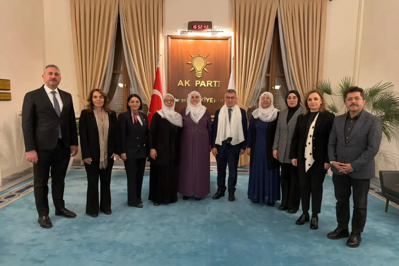 Meclis'te barış mesajı: Annelerden AKP'ye beyaz tülbentli ziyaret