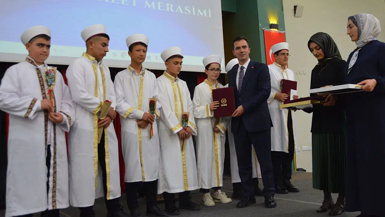 Bitlis’te elli beş öğrenci hafızlık diplomasını aldı