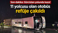 Gürcistan yolunda kaza! 11 yolcusu olan otobüs refüje çakıldı