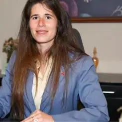 Çeşme'nin Belediye Başkanı Lal Denizli: Kimdir ve Aile Bağları Neler?