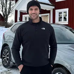 Caner Topçu, -20°C'de buzlu suya girerek tatilini sosy medya da salladı!