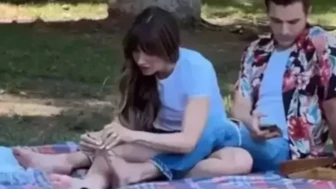 Ünlü Oyuncu Parkta Eşinin Tırnaklarını Kesti! Sosyal Medya İkiye Bölündü