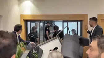 CHP İstanbul İl Başkanlığı’nda Kayyum Gerilimi: Gürsel Tekin’e Makam Barikatı