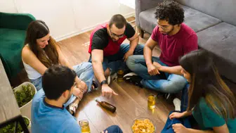 DC Soruları (Doğruluk Mu Cesaret Mi) 2026: Şişe Çevirmece Oyununda Sevgiliye ve Arkadaşa Sorulacak En Zor Sorular