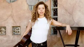 Şarkıcı Nilüfer Yanya Kimdir, Türk mü? Müzik Kariyeri ve Hayatı