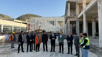 Hüseyin Yayman, Hatay Arkeoloji Müzesi'ndeki deprem iyileştirme çalışmalarını inceledi.