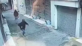 Sokakta Tornavida ile Gasba Girişen Şüpheli Yakalandı; O Anlar Güvenlik Kamerasında Kaydedildi