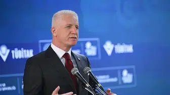 İstanbul Valisi Davut Gül, Sultanbeyli'deki ödev evi öğrencileriyle buluştu.