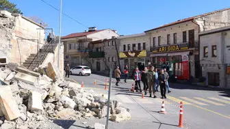 Nevşehir’de tarihi caminin istinat duvarı çöktü; o anlar kamerada