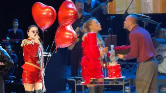 Okan Kurt’tan Demet Akalın’a sahnede büyük sürpriz!