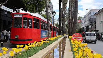 Antalya sokakları lale ve mevsimlik çiçeklerle renklendirildi