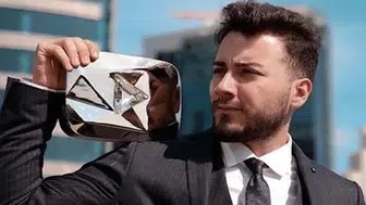 Enes Batur, Şaşırtıcı Servetiyle Gözleri Kamaştırdı: Net Kazancını Açıkladı!