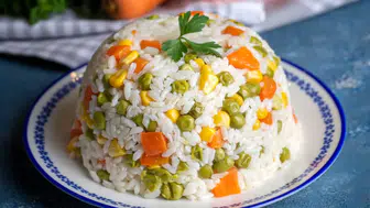 “Bugün Ne Pişirsem?” Diyenlere Rengarenk Lezzet: Gökkuşağı Pilavı Tarifi