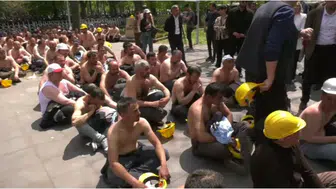 Ekmek kavgası barikatı aştı: Açlık grevindeki madenciler Bakanlık kapısına dayandı