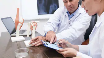 Diz Protezinin Kalıcılığı ve Revizyon Ameliyatının Gerekliliği Hakkında Bilinmesi Gerekenler