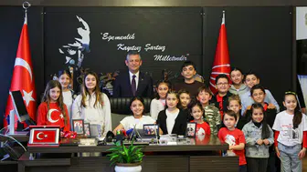 CHP Genel Başkanı Özel, 23 Nisan'da depremin etkilerini yaşayan Elisa Dok'a başkanlık görevini devretti!