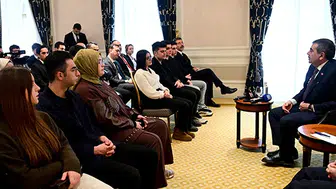 Yurt dışında eğitim alan gençlere müjde: Kariyer yolunda kadro engeli kalkıyor