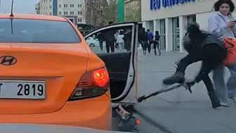 Ankara'da Scooter Kazası: Sürücü Taksi Kapısına Çarparak Yola Düştü