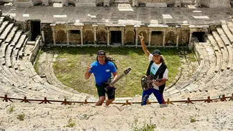 Sahne tozunu Denizli'nin tarihi dokusuyla takas ettiler: Metallica efsaneleri Pamukkale'de