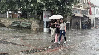 Meteorolojik uyarılar gerçeğe dönüştü: Hava bir anda karardı, sokaklar göle döndü