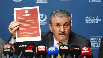 Destici’den sert çıkış: Bayrak taşımayanı hasmım ilan ederim