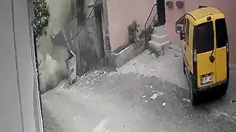 Adana’da dehşet anları: Metruk binanın çöküşü saniye saniye görüntülendi