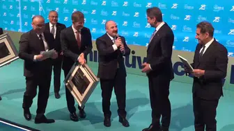 Bakan Bayraktar'ı gülümseten anlar: Varank'tan hediye seçimine esprili yorum