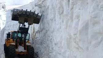 Doğa ile zorlu mücadele: 5 metrelik kar kütleleri arasında geçit açılıyor