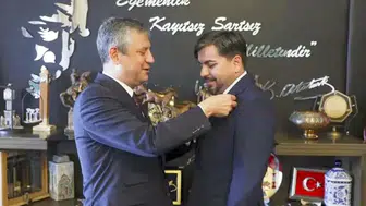 Özgür Özel’in rozet takma hamlesi kriz yarattı: Tartışmalı ismin üyeliği askıya alındı